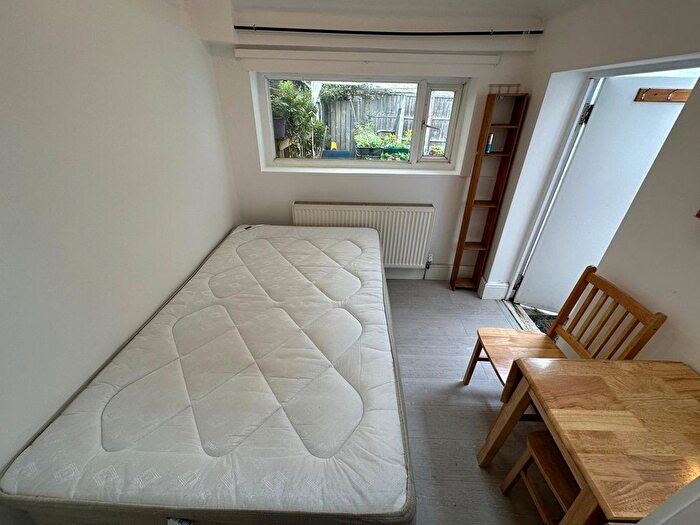 Studio To Rent In Hendon Way, London, NW2