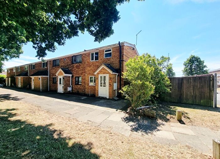 2 Bedroom End Of Terrace House To Rent In Long Leaves, Stevenage, SG2
