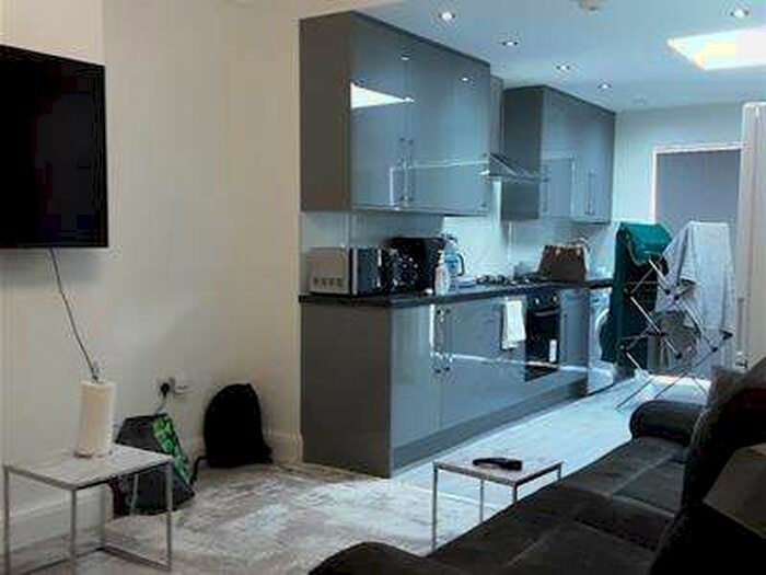 2 Bedroom Flat To Rent In Cheyneys Avenue, Edgware, HA8