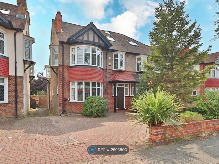 5 Bedroom Semi Detached House To Rent In Buxton Drive, New Malden, KT3