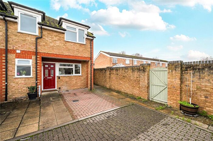 3 Bedroom End Of Terrace House For Sale In Homefield Road, Walton-On-Thames, KT12