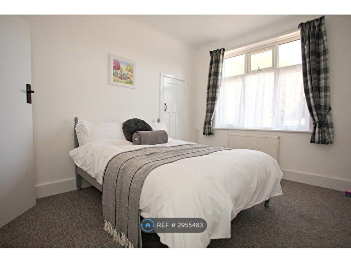 3 Bedroom Flat To Rent In Princes Court, Bournemouth, BH1
