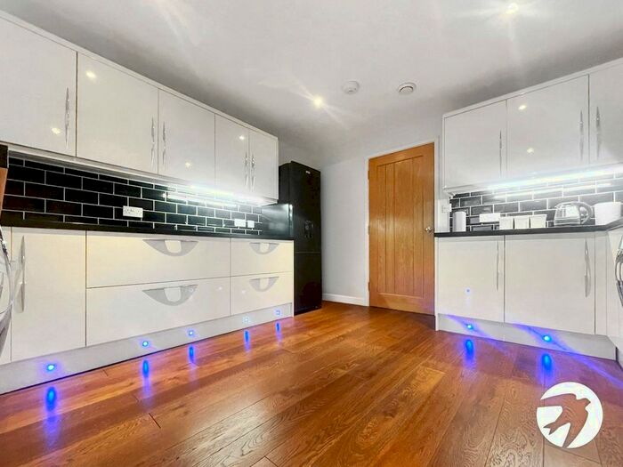 2 Bedroom Flat To Rent In High Street, Chatham, Kent, ME4