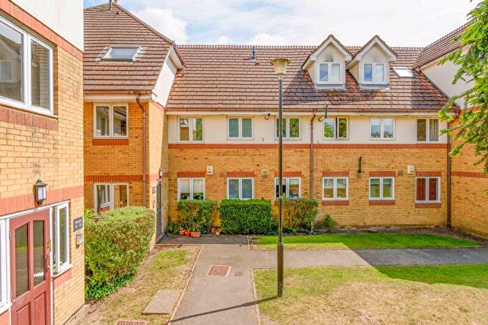 2 Bedroom Flat For Sale In Burn Close, Addlestone, KT15