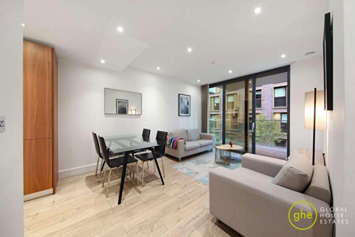 1 Bedroom Flat For Sale In , Piazza Walk, Tower Hamlets, London, E1