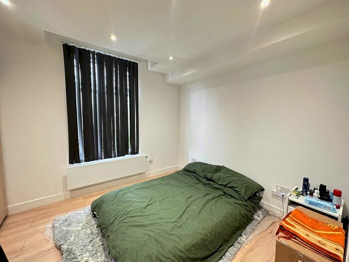 Studio To Rent In High Street, Woking, GU21