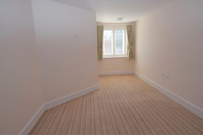 1 Bedroom Flat For Sale In Clover Leaf Court, Ackender Road, Alton, Hampshire, GU34