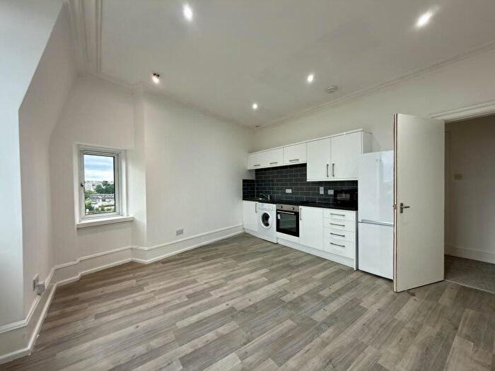 2 Bedroom Flat To Rent In Third Floor Right, Elmbank Terrace, Aberdeen, AB24