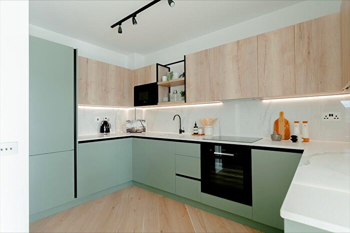 2 Bedroom Apartment For Sale In High Road, London, N22