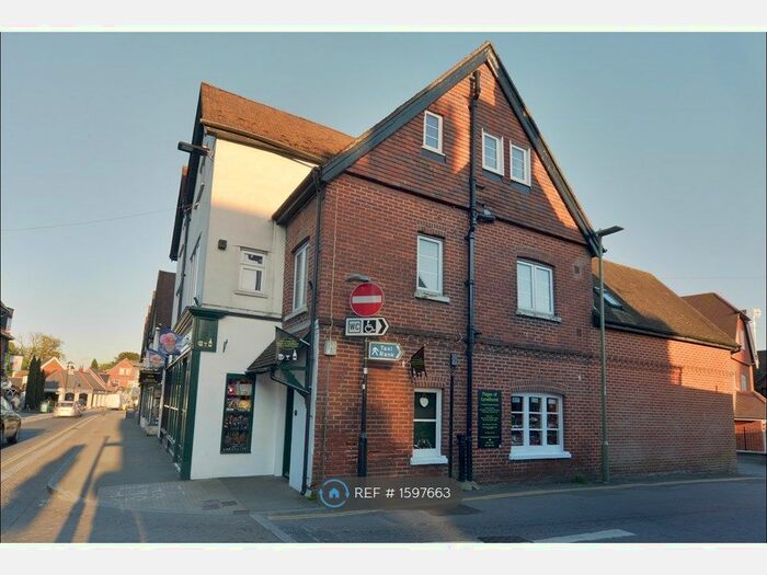 2 Bedroom Flat To Rent In Above High Street, New Forest, SO43