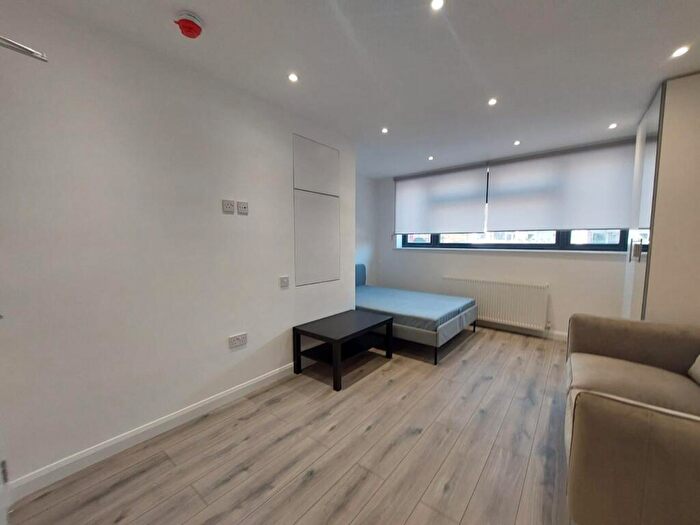 Flat To Rent In Regents Park Road, London, N3