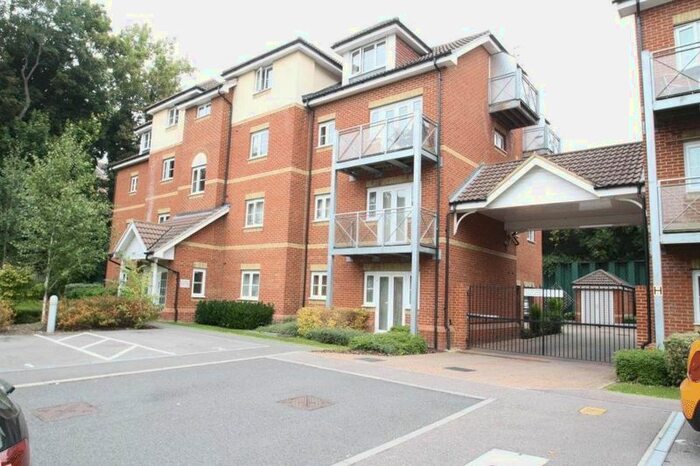 2 Bedroom Flat To Rent In Coopers Rise, High Wycombe HP13