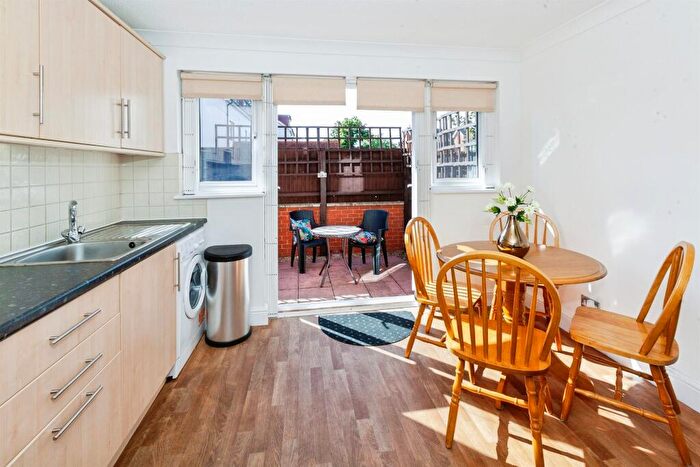 2 Bedroom Flat For Sale In Grove Close, Slough, SL1