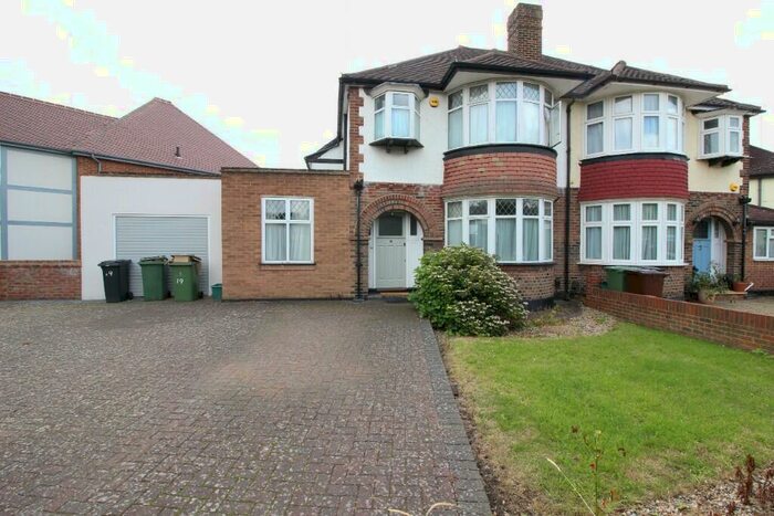4 Bedroom Semi-Detached House To Rent In Woodlands Avenue, Worcester Park, Surrey, KT4