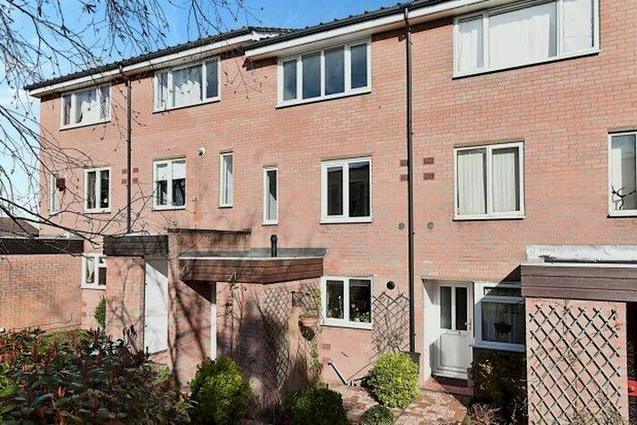 2 Bedroom Maisonette To Rent In Green Acres, Croydon, CR0