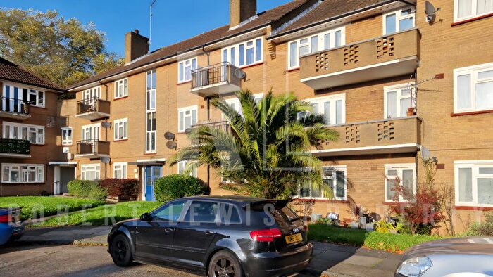 2 Bedroom Flat To Rent In Basing Way, London, N3