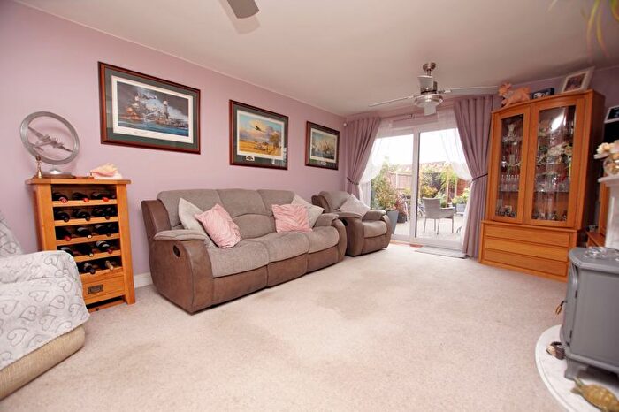 2 Bedroom Detached Bungalow For Sale In Place House Close, Fareham, PO15