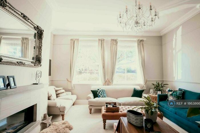 2 Bedroom Flat To Rent In Summersbury Drive, Shalford, GU4