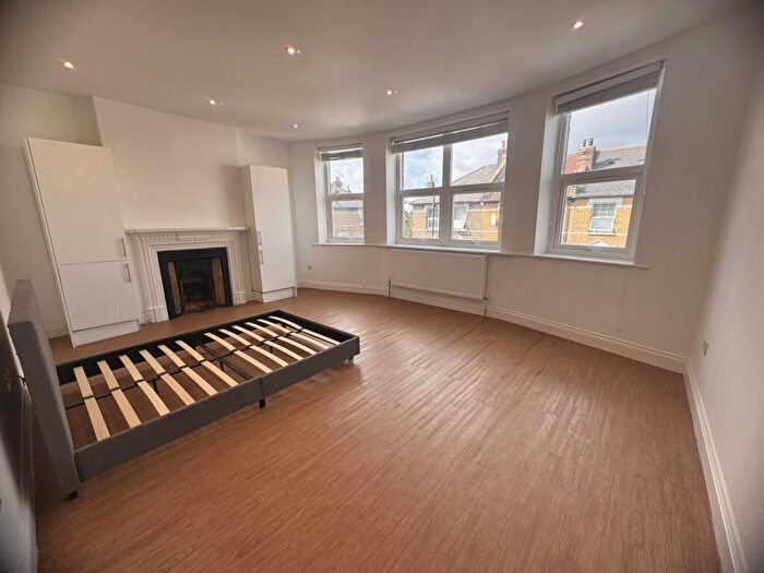 3 Bedroom Flat To Rent In Grand Parade, Haringey, N4