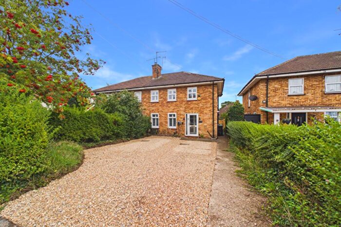 3 Bedroom Semi Detached House For Sale In Wavell Close, Reading, Berkshire, RG2