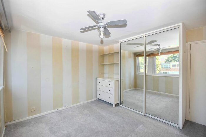 3 Bedroom Flat To Rent In Augustus Close, Brentford, TW8