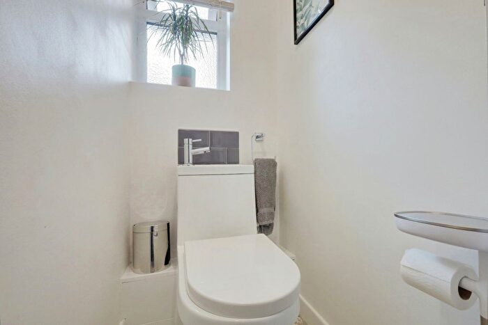 2 Bedroom Flat For Sale In Cavendish Gardens, Westcliff-On-Sea, SS0