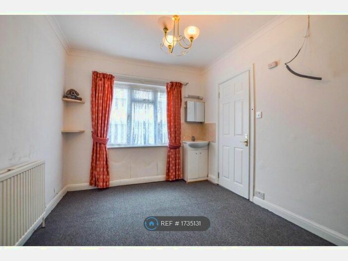 4 Bedroom Bungalow To Rent In Green Lane, Chertsey, KT16