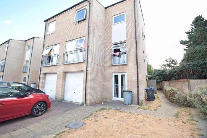 7 Bedroom Terraced House For Sale In Aviation Avenue, Hatfield, AL10