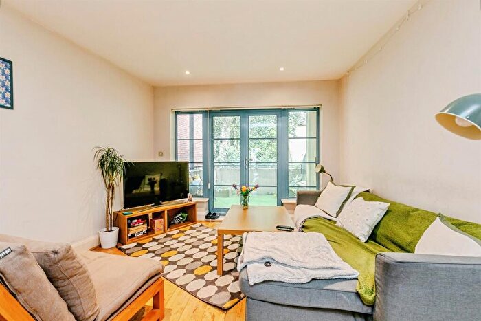 2 Bedroom Apartment For Sale In Hotwell Road, Bristol, BS8