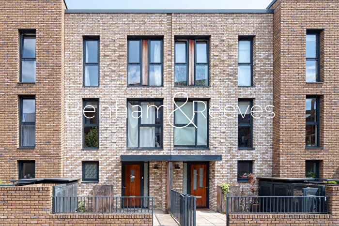 4 Bedroom Town House To Rent In Mary Rose Square, London, SE16