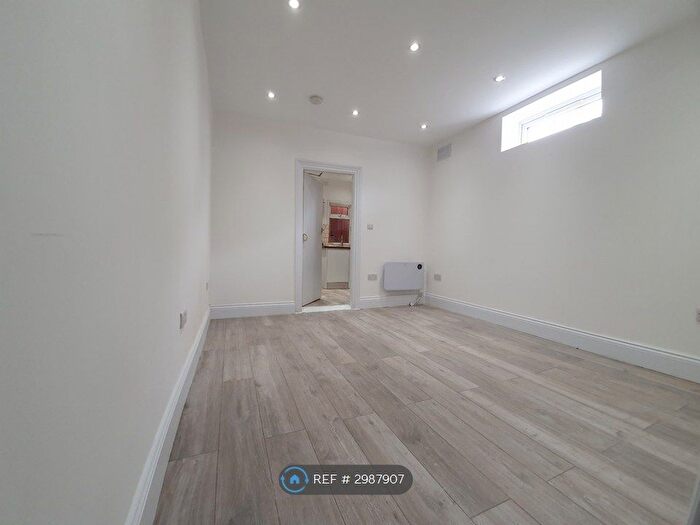 Studio To Rent In Broad Lane, London, N15
