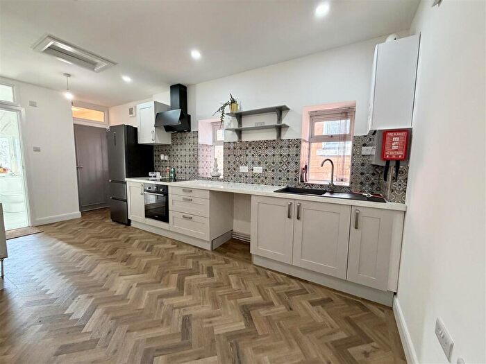 2 Bedroom Flat To Rent In Northenden Road, Sale, M33