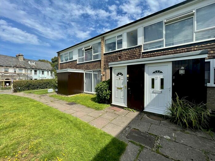 2 Bedroom Maisonette To Rent In Gayton Court, RH2