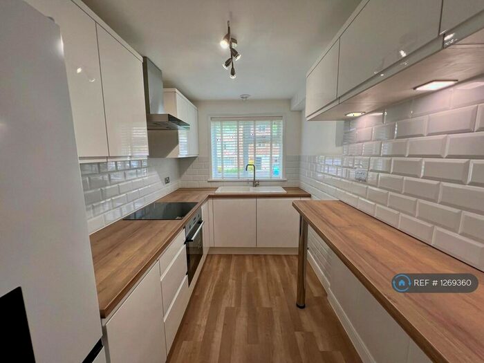 2 Bedroom Flat To Rent In Albion Road, Sutton, SM2