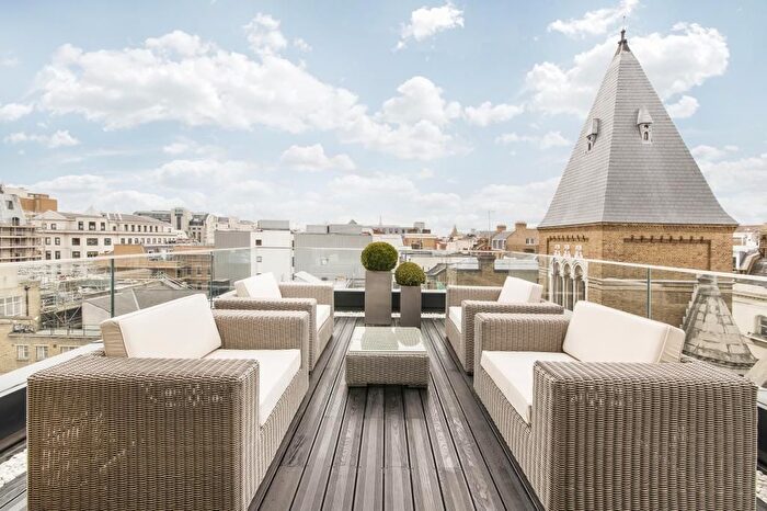 3 Bedroom Flat To Rent In Southampton Street, Covent Garden, WC2E