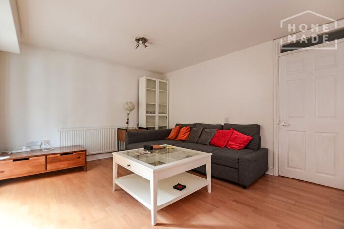 2 Bedroom Flat To Rent In Huguenot Court, Shoreditch, E1