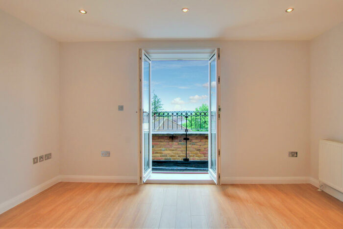 1 Bedroom Flat To Rent In High Street, (), Wanstead, E11