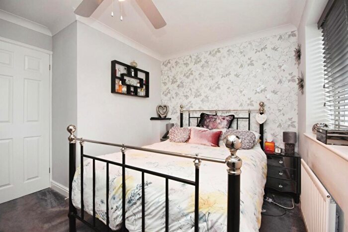 2 Bedroom End Of Terrace House For Sale In Sweet Briar Drive, Laindon, Basildon, SS15