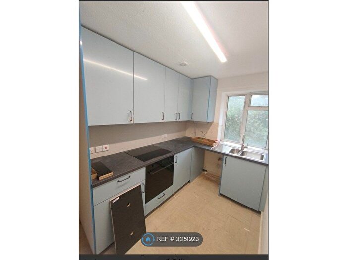 2 Bedroom Flat To Rent In Vane House, London, N2