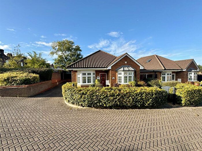 3 Bedroom Detached House To Rent In Hogarth Close, Hitchin Road, Luton, LU2