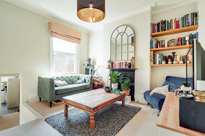 2 Bedroom Flat To Rent In Tremadoc Road, London, SW4