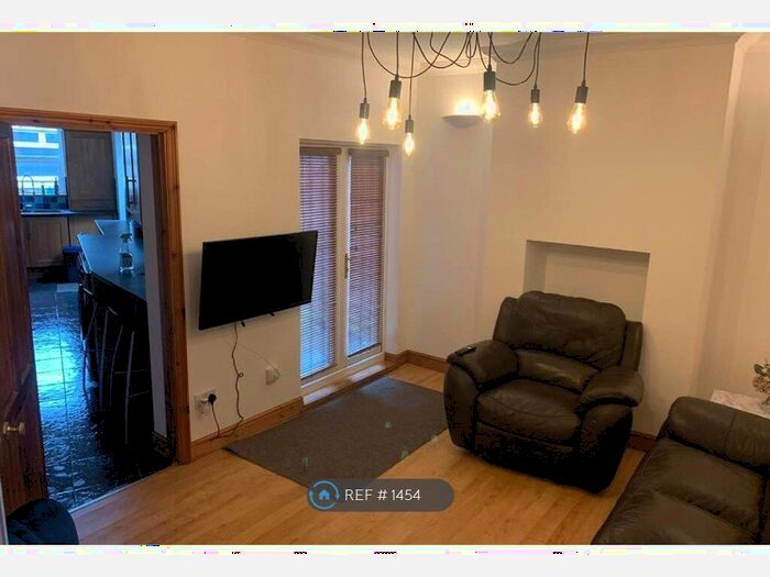 6 Bedroom Terraced House To Rent In Wellington Street, Kettering, NN16