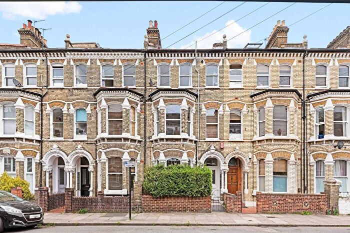 2 Bedroom Flat To Rent In Mayflower Road, Stockwell, SW9
