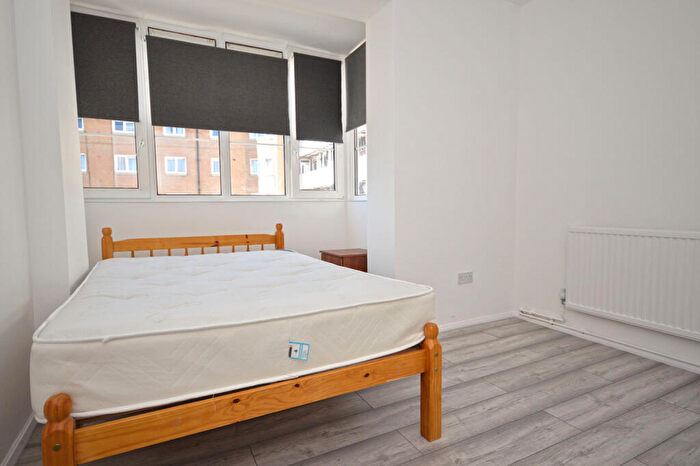 3 Bedroom Flat To Rent In Globe Road, Mile End, E2