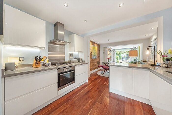 2 Bedroom Cottage To Rent In York Road, Richmond, TW10