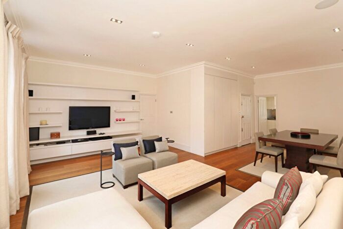 3 Bedroom Flat To Rent In Cadogan Square, Knightsbridge, SW1X