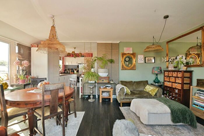 2 Bedroom Flat For Sale In Robin Road, Ashford, Kent, TN25