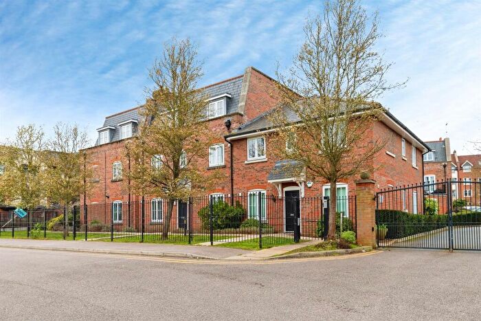 2 Bedroom Flat For Sale In Great North Road, Hatfield, AL9