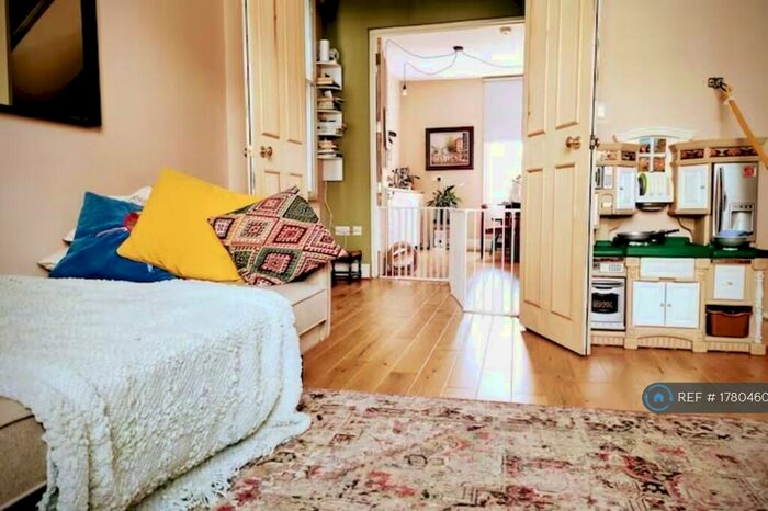 3 Bedroom Flat To Rent In Ball Ponds Road, London, N1