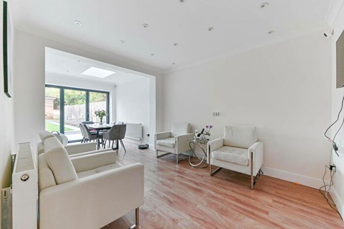 4 Bedroom Semi-Detached House To Rent In Midway, Morden, Sutton, SM3